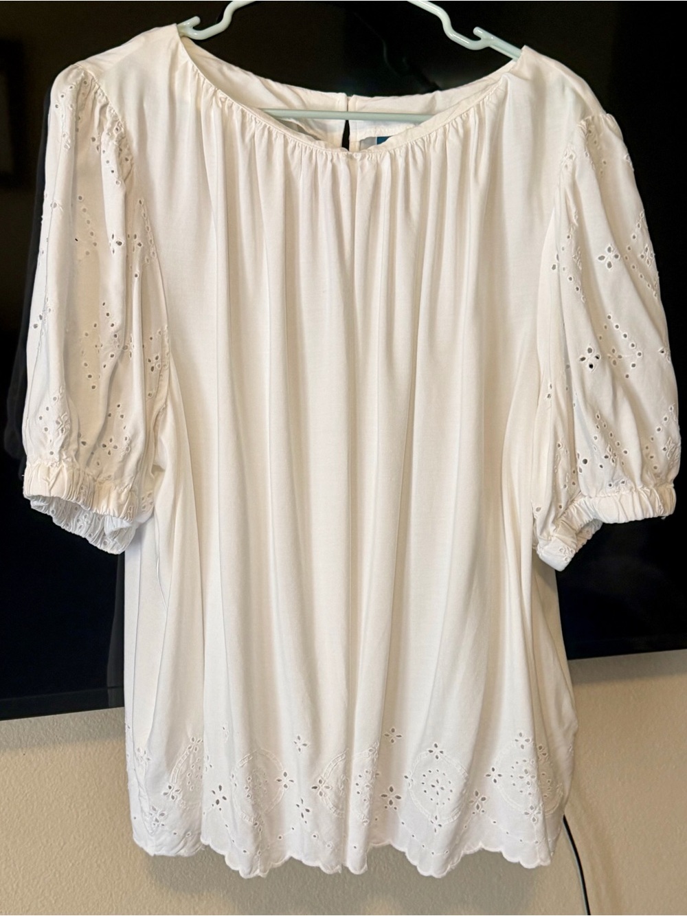 Women’s White Puff-Sleeve Blouse